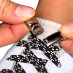 Elastische veters zonder strikken reflecterend 7mm magnetische sluiting donkerbruin detailfoto van hoe de sluiting werkt