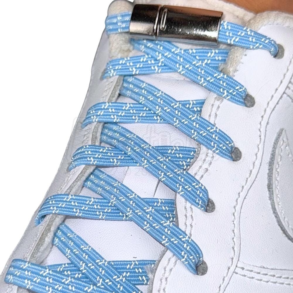 Elastische veters zonder strikken reflecterend 7mm magnetische sluiting hemelsblauw geregen in witte Nike Air Force 1