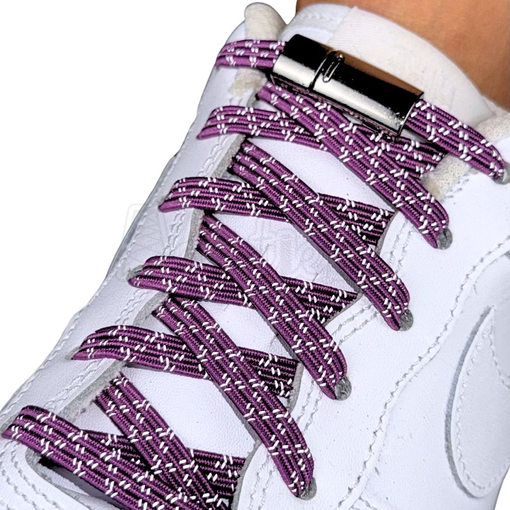 Elastische veters zonder strikken reflecterend 7mm magnetische sluiting paars geregen in witte Nike Air Force 1