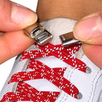 Elastische veters zonder strikken reflecterend 7mm magnetische sluiting rood detailfoto van hoe de sluiting werkt