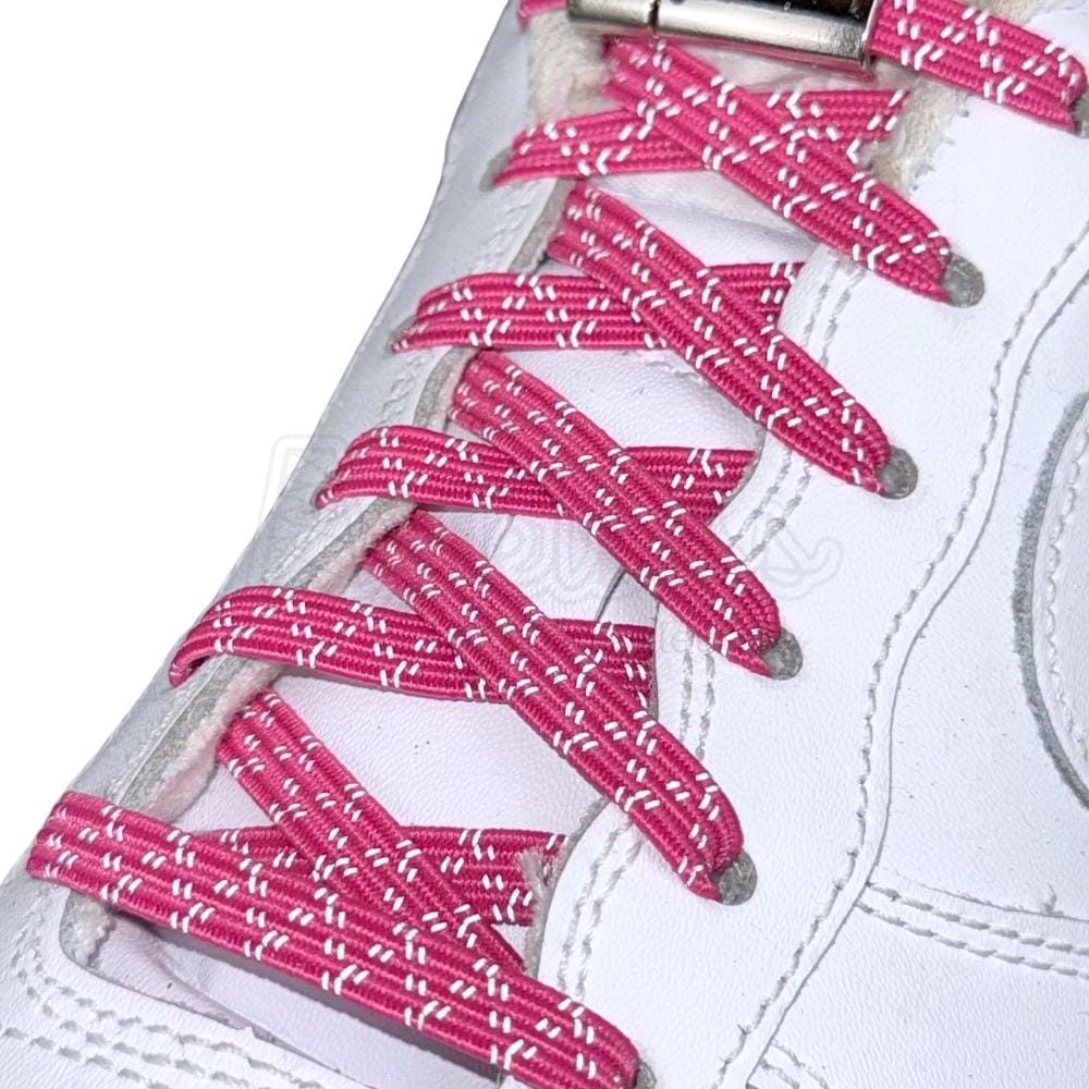 Elastische veters zonder strikken reflecterend 7mm magnetische sluiting rozenrood geregen in witte Nike Air Force 1