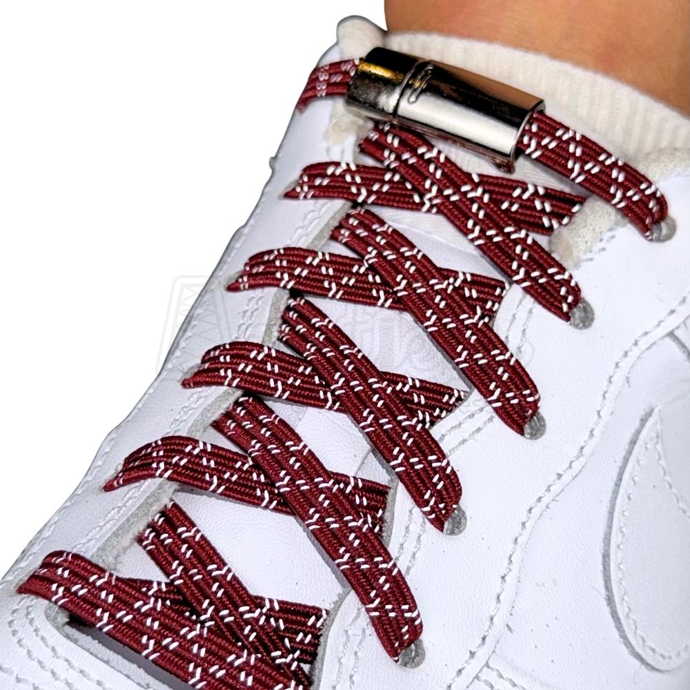 Elastische veters zonder strikken reflecterend 7mm magnetische sluiting wijnrood geregen in witte Nike Air Force 1