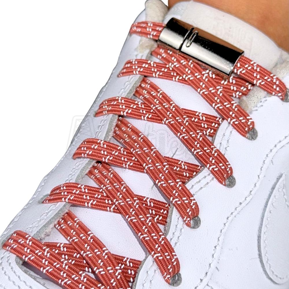 Elastische veters zonder strikken reflecterend 7mm magnetische sluiting zalmroze geregen in witte Nike Air Force 1