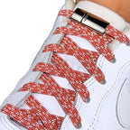 Elastische veters zonder strikken reflecterend 7mm magnetische sluiting zalmroze geregen in witte Nike Air Force 1