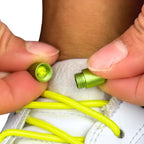 Elastische veters zonder strikken rond 3mm capsule sluiting fluorescerend geel detailfoto van hoe de sluiting werkt