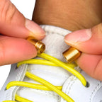 Elastische veters zonder strikken rond 3mm capsule sluiting geel detailfoto van hoe de sluiting werkt