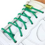 Elastische veters zonder strikken rond 3mm capsule sluiting groen geregen in witte Nike Air Force 1