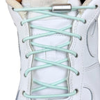 Elastische veters zonder strikken rond 3mm capsule sluiting lichtgroen met stretch uitgerekt