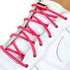 Elastische veters zonder strikken rond 3mm capsule sluiting rozenrood geregen in witte Nike Air Force 1