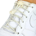Elastische veters zonder strikken rond 3mm lock sluiting beige geregen in witte Nike Air Force 1