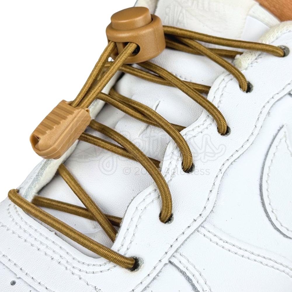 Elastische veters zonder strikken rond 3mm lock sluiting bruin geregen in witte Nike Air Force 1