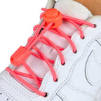 Elastische veters zonder strikken rond 3mm lock sluiting fluorescerend rood geregen in witte Nike Air Force 1