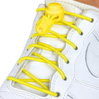 Elastische veters zonder strikken rond 3mm lock sluiting geel geregen in witte Nike Air Force 1