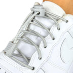 Elastische veters zonder strikken rond 3mm lock sluiting grijs geregen in witte Nike Air Force 1