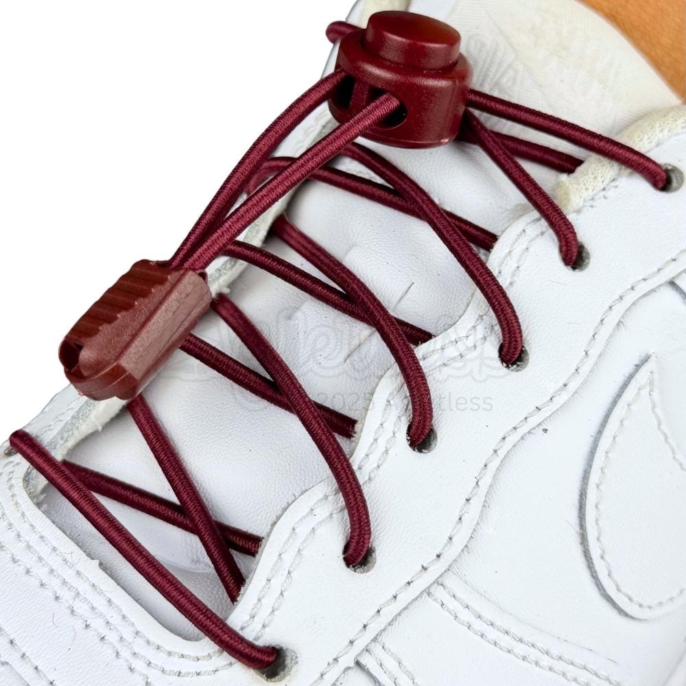 Elastische veters zonder strikken rond 3mm lock sluiting wijnrood geregen in witte Nike Air Force 1