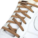 Elastische veters zonder strikken rond 5mm capsule sluiting bruin geregen in witte Nike Air Force 1