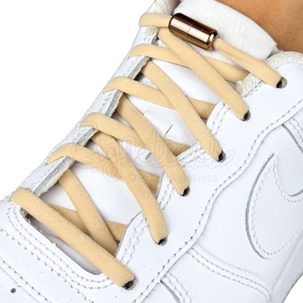 Elastische veters zonder strikken rond 5mm capsule sluiting khaki geregen in witte Nike Air Force 1