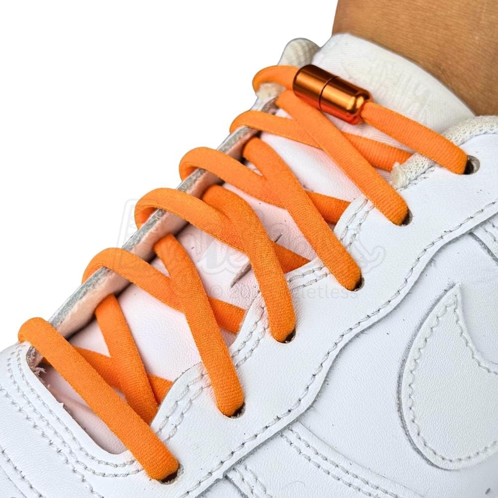 Elastische veters zonder strikken rond 5mm capsule sluiting oranje geregen in witte Nike Air Force 1