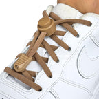 Elastische veters zonder strikken rond 5mm lock sluiting bruin geregen in witte Nike Air Force 1