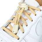 Elastische veters zonder strikken rond 5mm lock sluiting khaki geregen in witte Nike Air Force 1