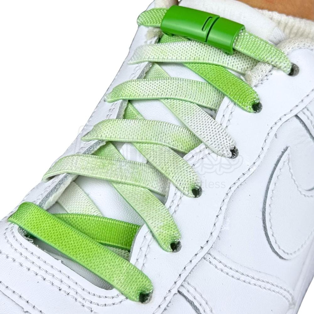 Elastische veters zonder strikken tie-dye 9mm magnetische sluiting appelgroen geregen in witte Nike Air Force 1