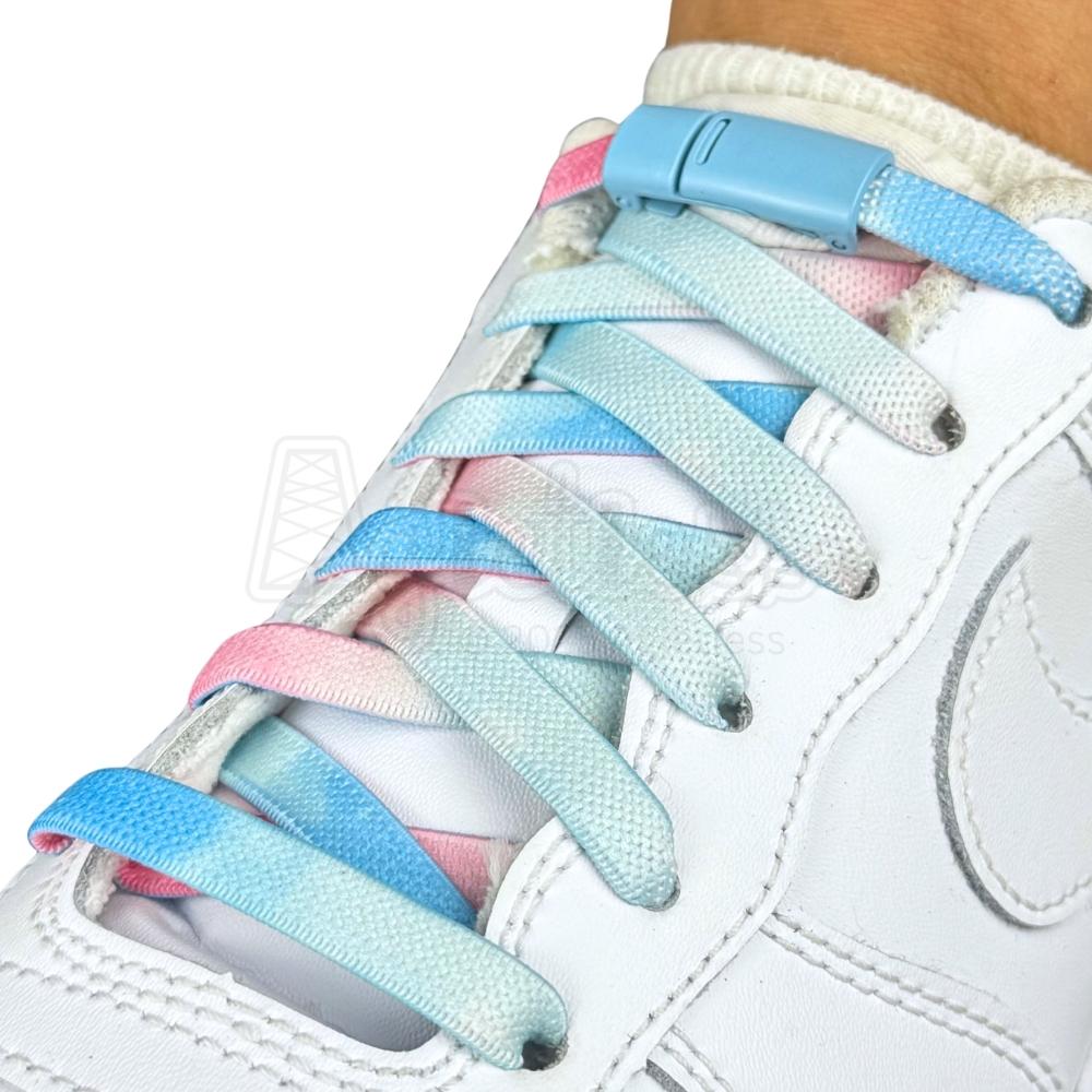 Elastische veters zonder strikken tie-dye 9mm magnetische sluiting blauw roze geregen in witte Nike Air Force 1