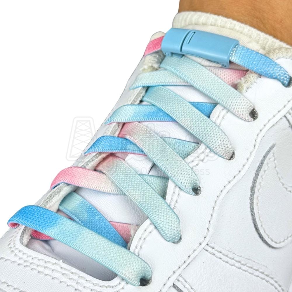 Elastische veters zonder strikken tie-dye 9mm magnetische sluiting blauw roze geregen in witte Nike Air Force 1