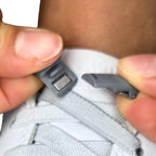 Elastische veters zonder strikken tie-dye 9mm magnetische sluiting grijs detailfoto van hoe de sluiting werkt