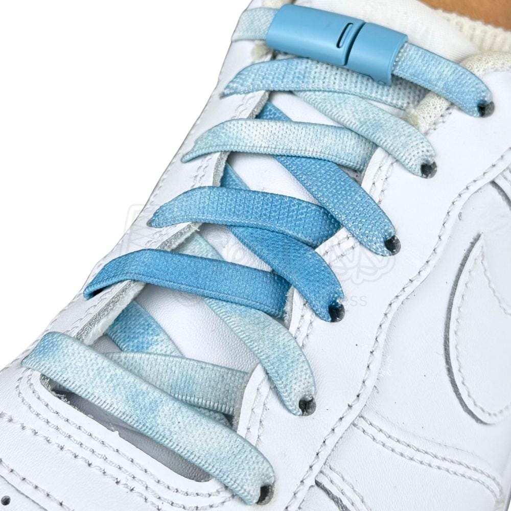 Elastische veters zonder strikken tie-dye 9mm magnetische sluiting hemelsblauw geregen in witte Nike Air Force 1