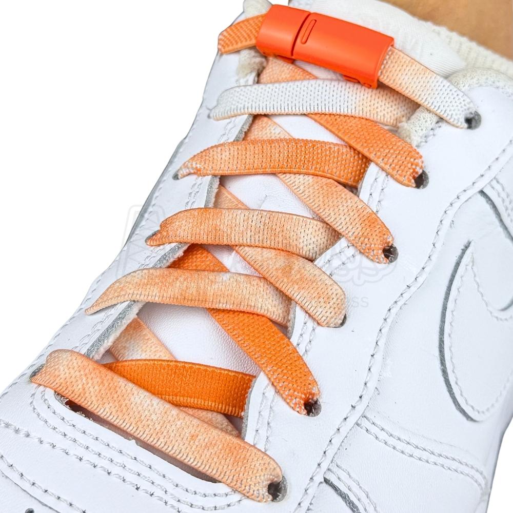 Elastische veters zonder strikken tie-dye 9mm magnetische sluiting oranje geregen in witte Nike Air Force 1