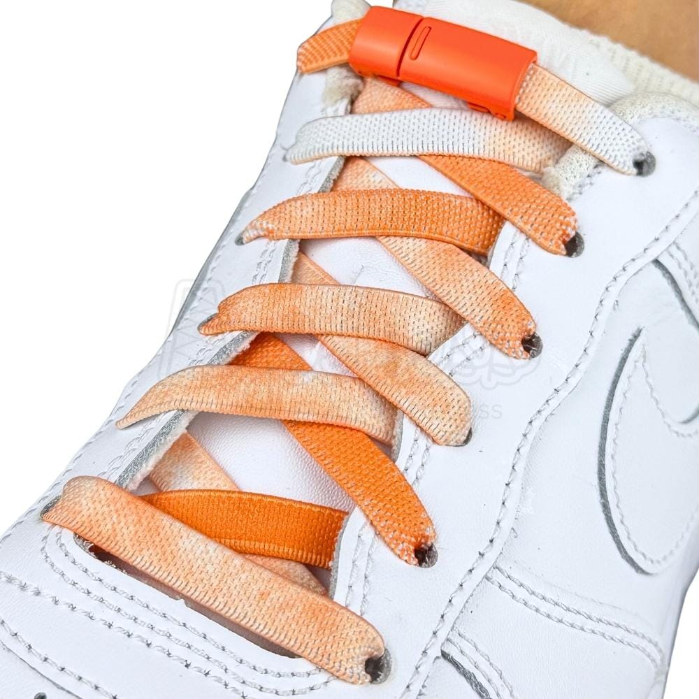 Elastische veters zonder strikken tie-dye 9mm magnetische sluiting oranje geregen in witte Nike Air Force 1