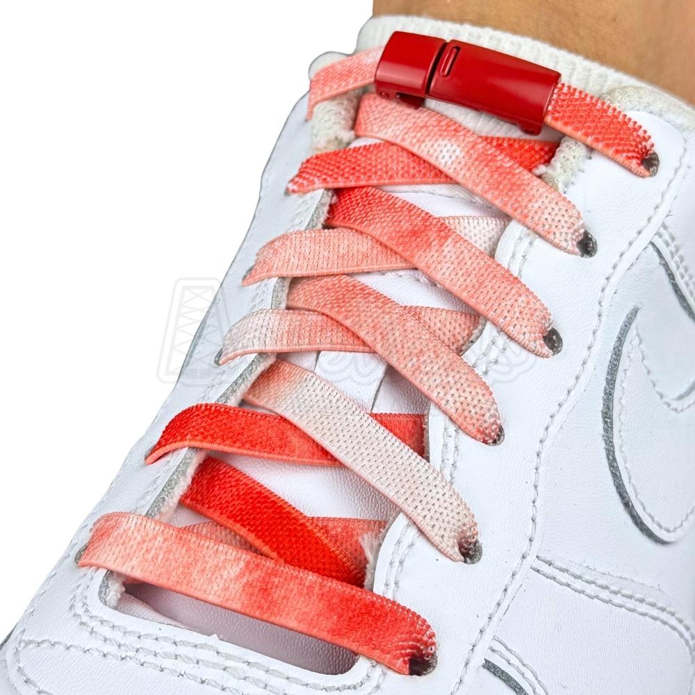 Elastische veters zonder strikken tie-dye 9mm magnetische sluiting rood geregen in witte Nike Air Force 1