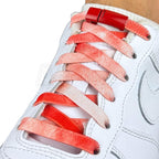 Elastische veters zonder strikken tie-dye 9mm magnetische sluiting rood geregen in witte Nike Air Force 1