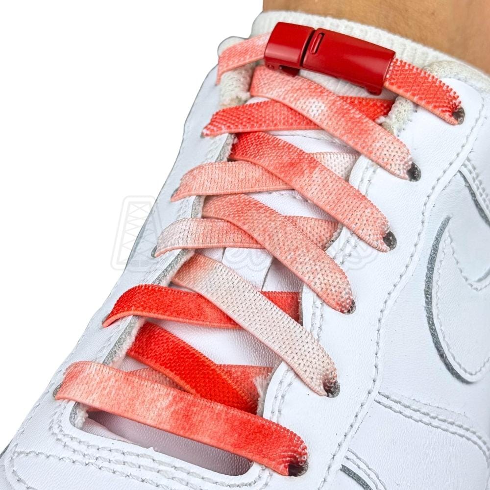 Elastische veters zonder strikken tie-dye 9mm magnetische sluiting rood geregen in witte Nike Air Force 1