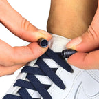 Elastische veters zonder strikken vintage 8mm capsule sluiting marineblauw detailfoto van hoe de sluiting werkt