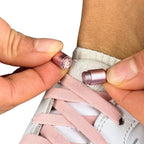 Elastische veters zonder strikken vintage 8mm capsule sluiting roze detailfoto van hoe de sluiting werkt