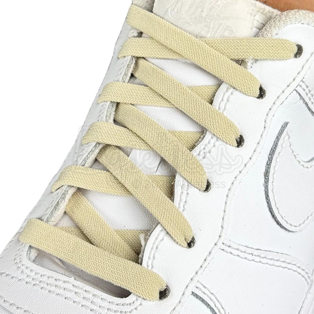 Elastische veters zonder strikken vintage 8mm onzichtbare clipjes beige geregen in witte Nike Air Force 1