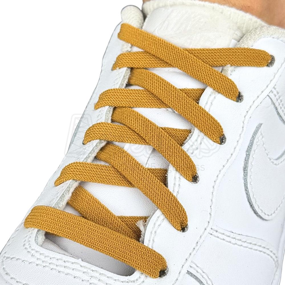 Elastische veters zonder strikken vintage 8mm onzichtbare clipjes cognac geregen in witte Nike Air Force 1