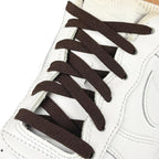 Elastische veters zonder strikken vintage 8mm onzichtbare clipjes donkerbruin geregen in witte Nike Air Force 1