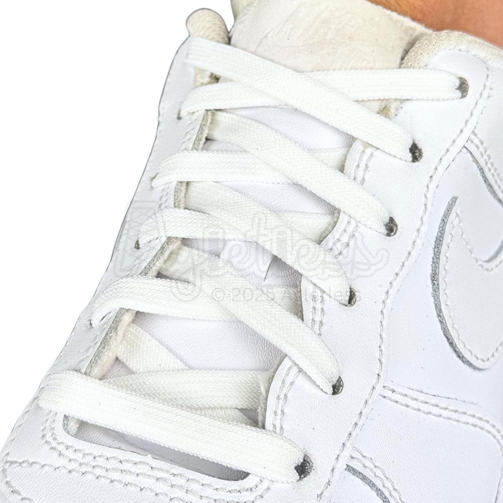 Elastische veters zonder strikken vintage 8mm onzichtbare clipjes wit geregen in witte Nike Air Force 1
