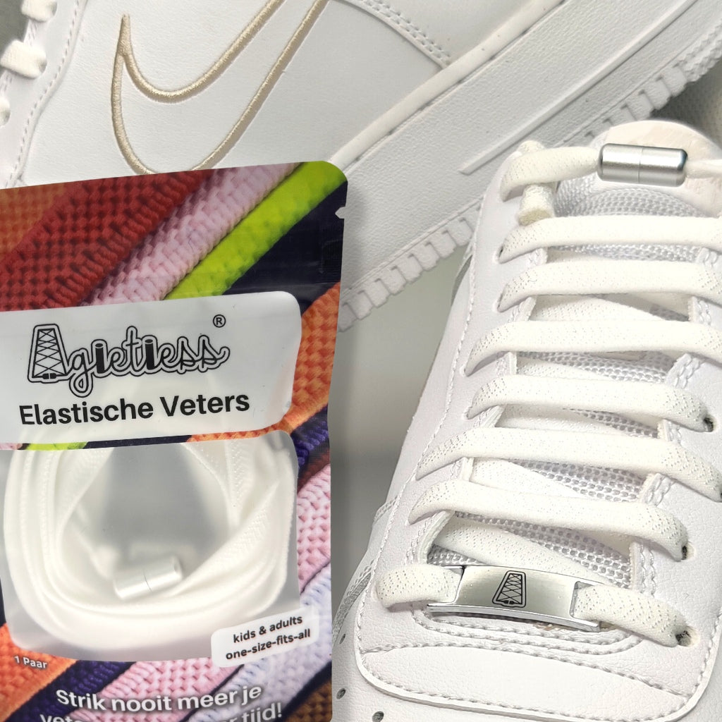 Witte Nike Air Force schoenen uitgerust met bijpassende 8mm platte elastische veters zonder strikken van Agletless® - vooraanzicht