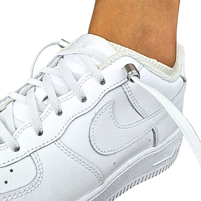 Hoe werken elastische veters met capsule sluitsysteem stap 1 witte elastische veters in nike sneakers