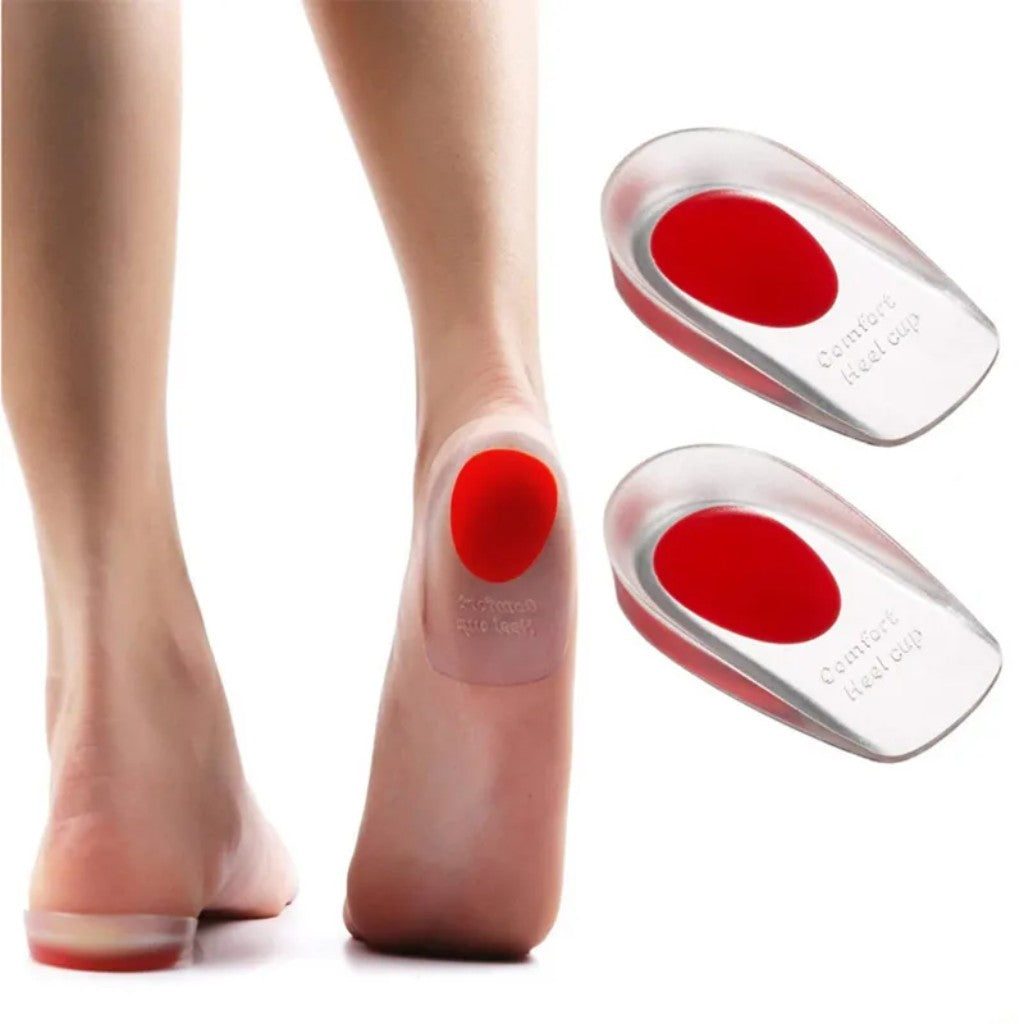 Hielspoor zooltjes in rode kleur geplakt aan de onderzijde van voeten, illustrerend hoe het product eruitziet en hoe het op de voet past.