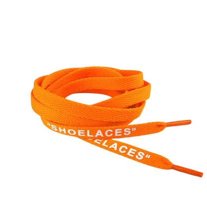 Platte Off-White Shoelaces oranje met witte letters opgerold