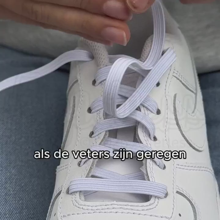 Video-handleiding waarin stap voor stap wordt uitgelegd hoe je witte platte elastische veters van 7 mm met een capsule-sluiting monteert voor een stevige en strakke pasvorm
