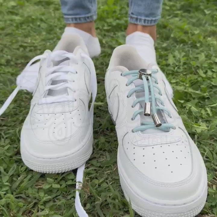 Filmpje van hoe je instapt in witte nike air force 1 met normale veters versus hoe je instapt in nike air force 1 met elastische veters ovaal 4 mm luxe lock 