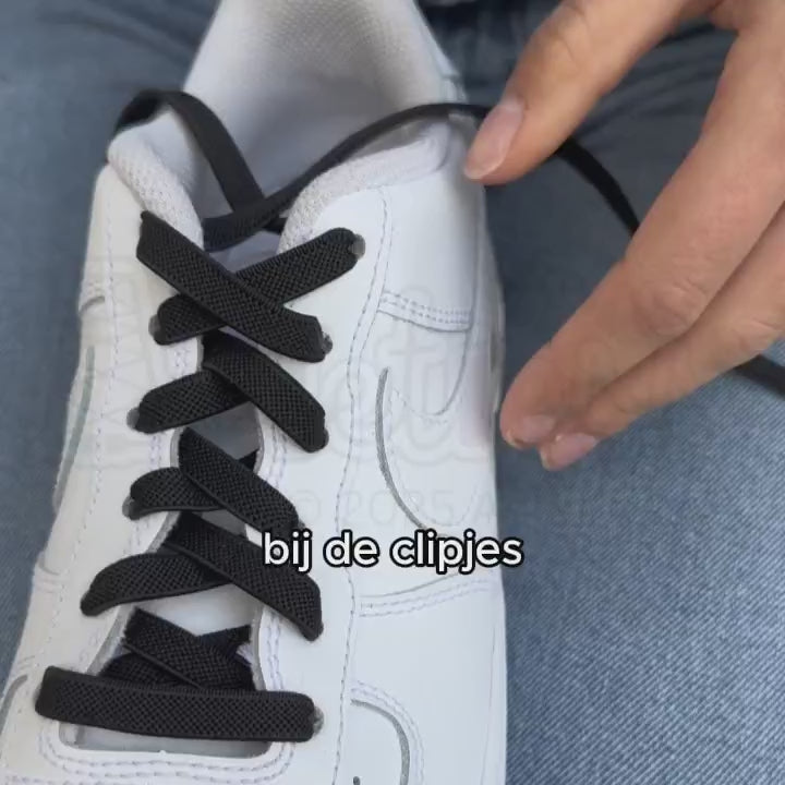 Videouitleg over het monteren van zwarte platte elastische veters van 9 mm met clipjes, met duidelijke stappen om de sluiting stevig te bevestigen