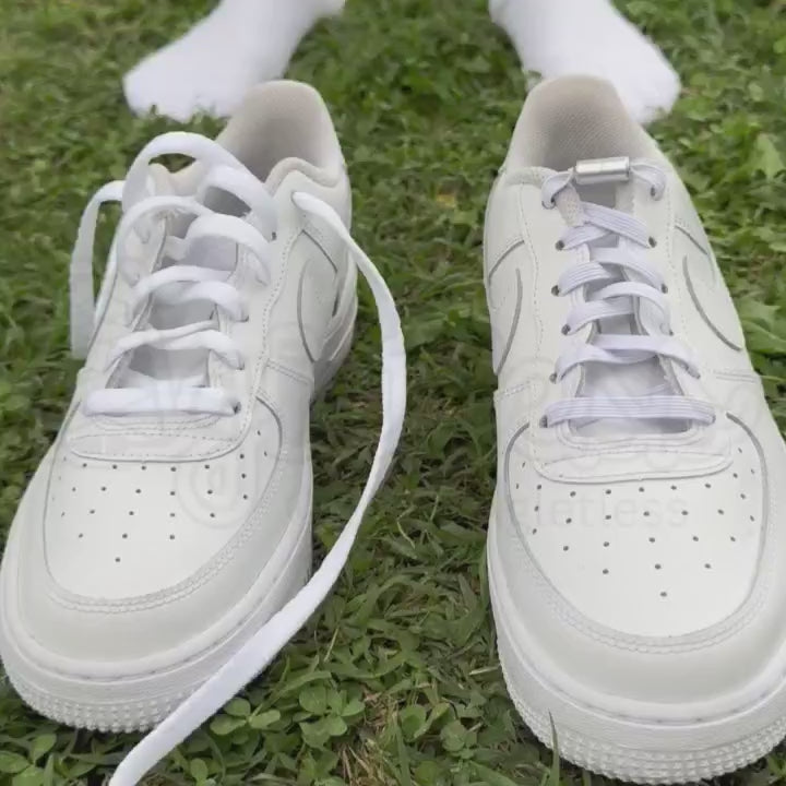 Filmpje van hoe je instapt in witte nike air force 1 met normale veters versus hoe je instapt in nike air force 1 met elastische veters plat 7 mm capsule wit