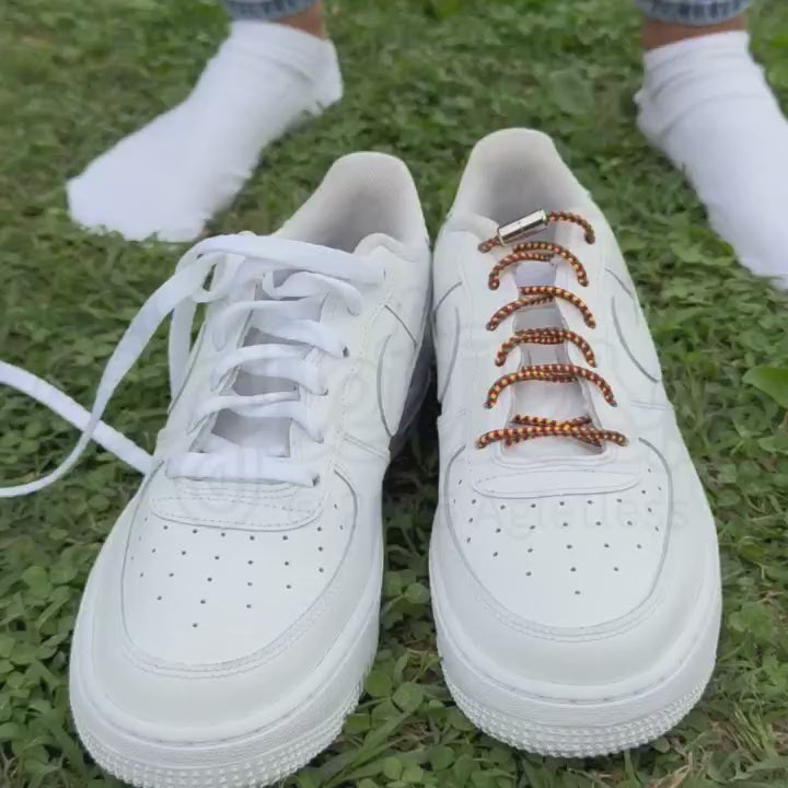 Filmpje van hoe je instapt in witte nike air force 1 met normale veters versus hoe je instapt in nike air force 1 met elastische veters driehoek 3 mm capsule rood geel groen