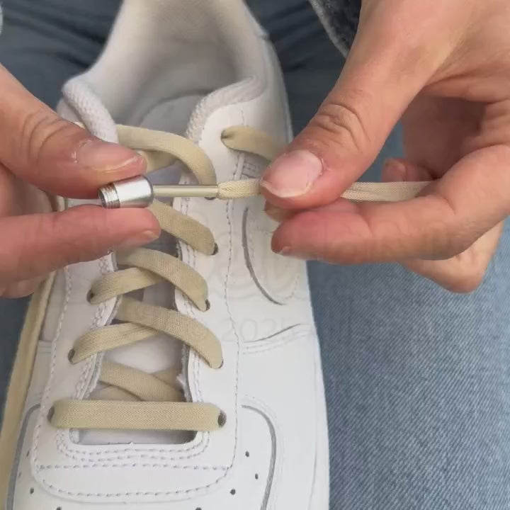 Demonstratie van het installeren van vintage-stijl elastische veters van 8 mm beige met capsule-sluiting